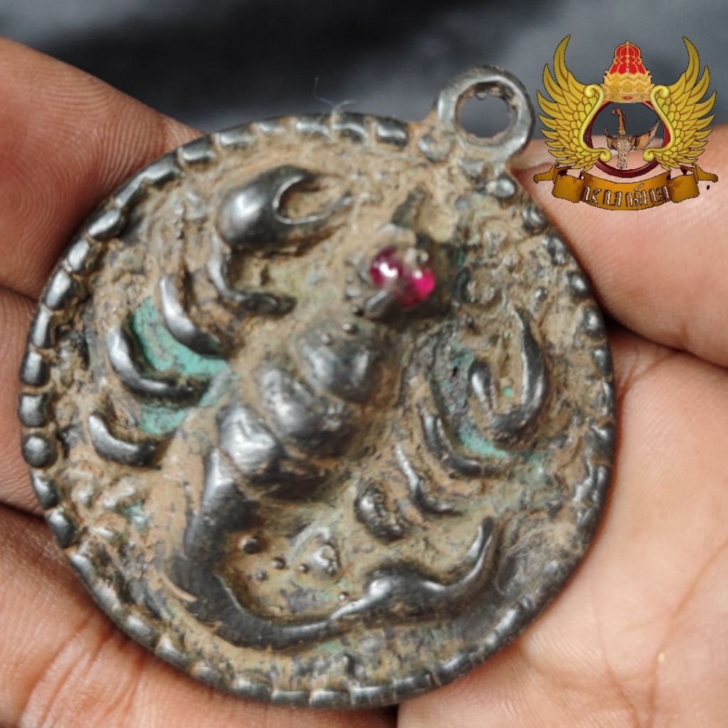 Liontin Majapahit Bahan Perunggu Model Skorpio Hias Batu Merah