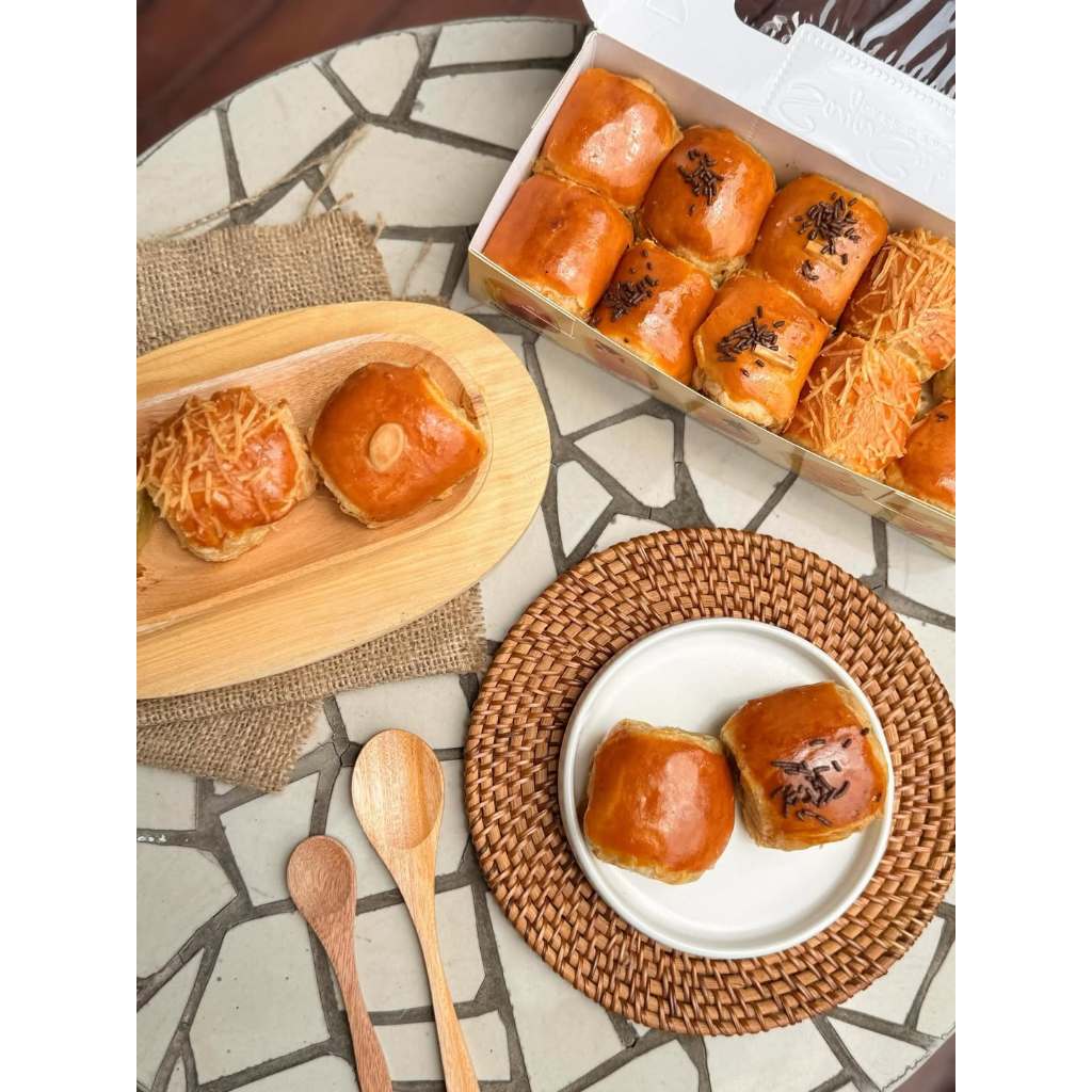 SayaSuka Pisang Bolen Premium Isi 10/Dus 4 rasa, Coklat, Keju, Durian, Tape Oleh-Oleh bandung