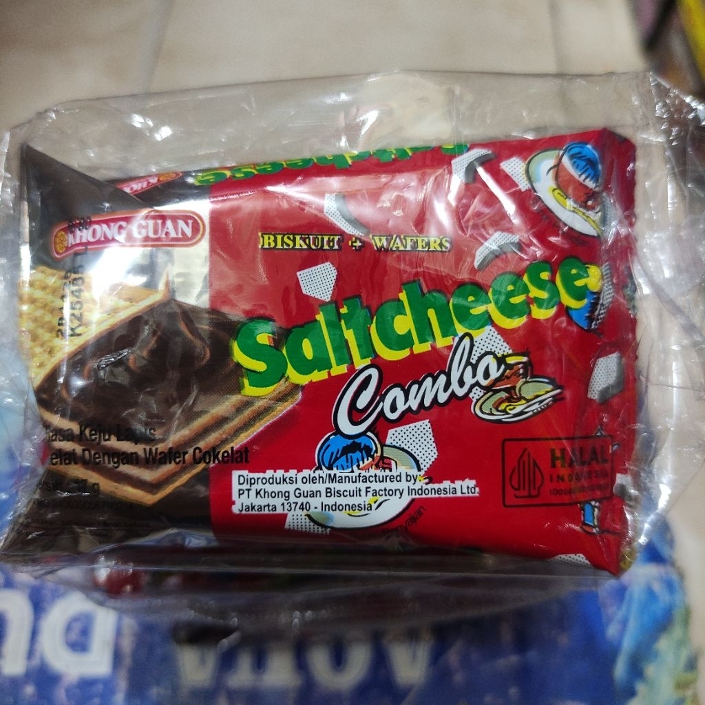 Khong Guan Biskuit Saltcheese Combo 10 Bungkus - Keju Lapis Coklat