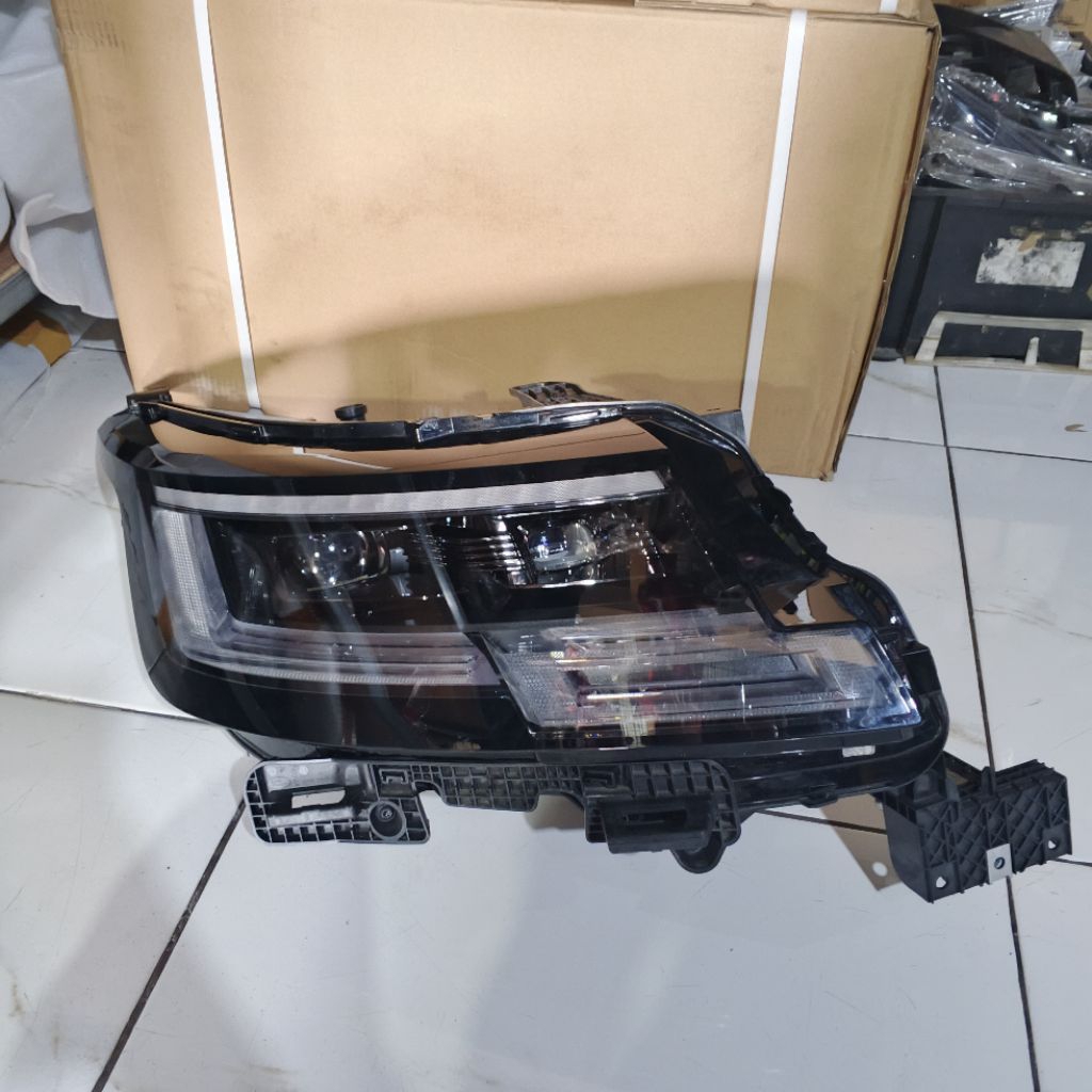 headlamp lampu depan Land Rover L460 2023 2024 kiri