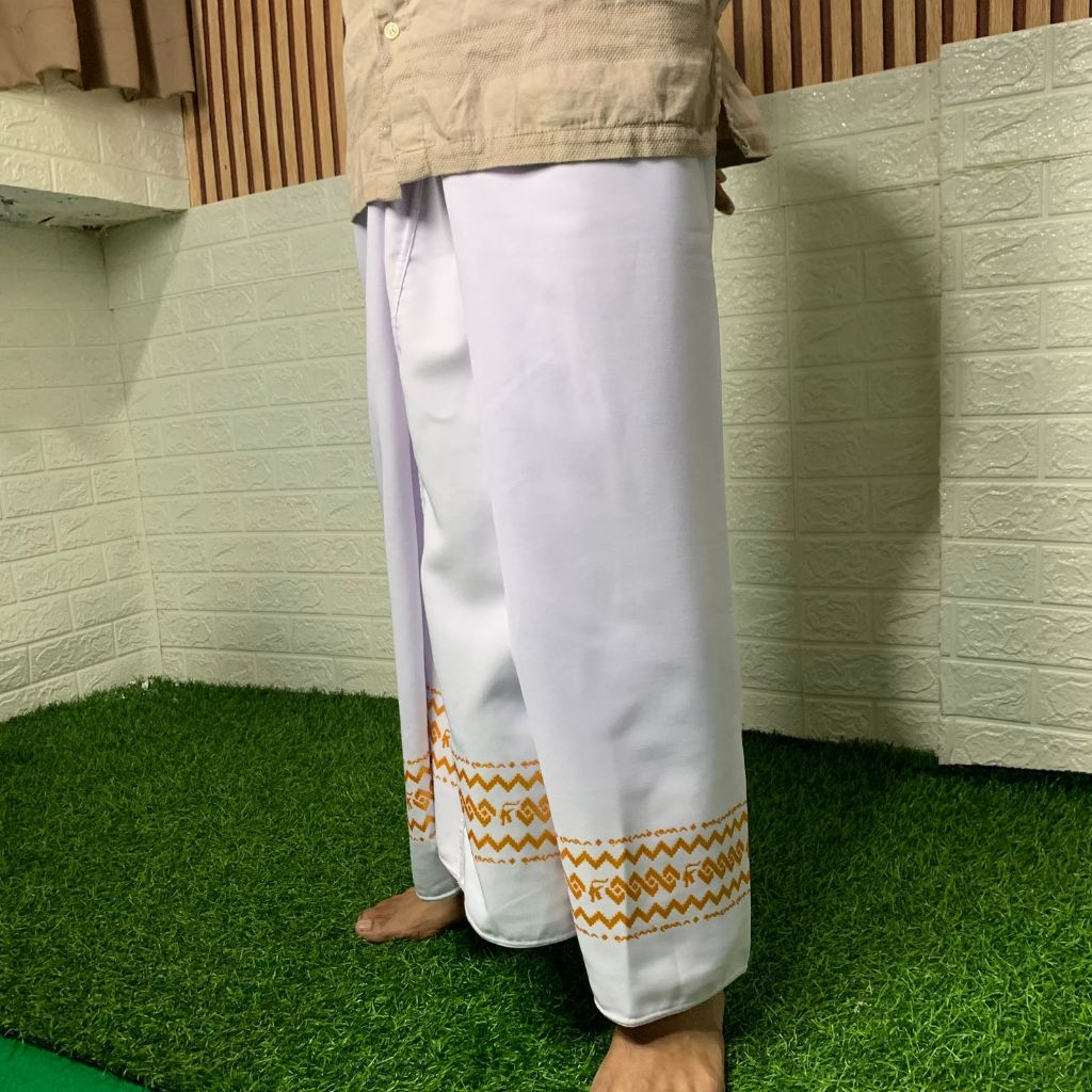 [EKSKLUSIF] Sarung Bugis Lontara Khas Sulawesi Selatan Sarung Putih Pria Motif Gold Bahan Tessa Prem