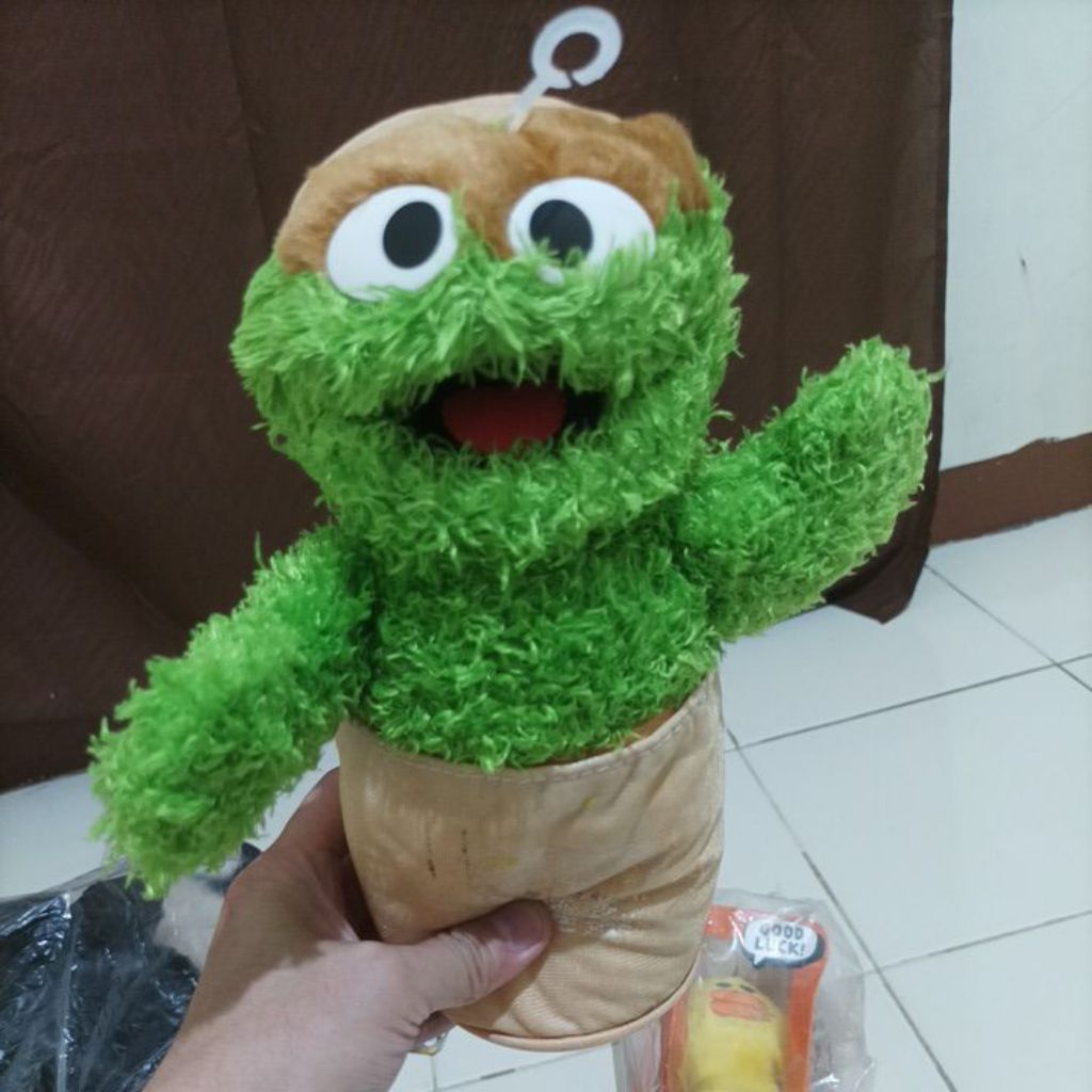 Boneka Oscar The Grouch in The Trash Can | ORIGINAL SESAME STREET 25 CM