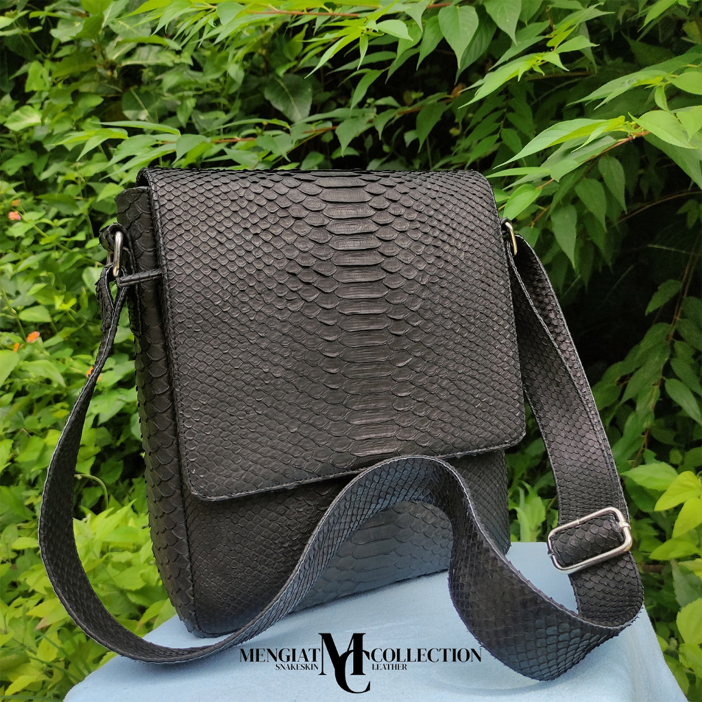 Tas Selempang Pria Model Kotak Kulit Ular - Man Square Black Snakeskin Sling Bag