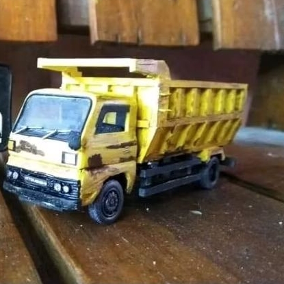 Miniatur truk canter dump jadul