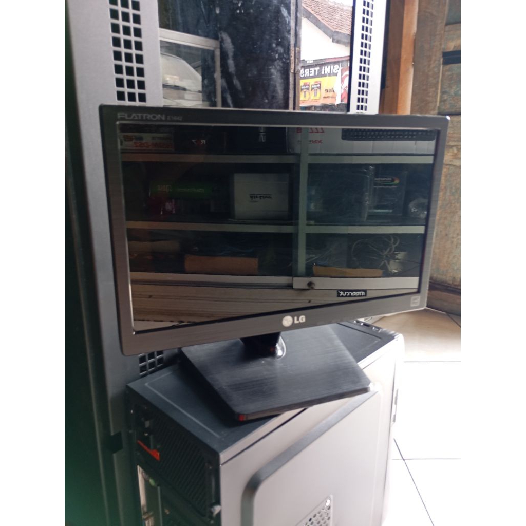 led monitor 16 inch merk LG mulus no minus