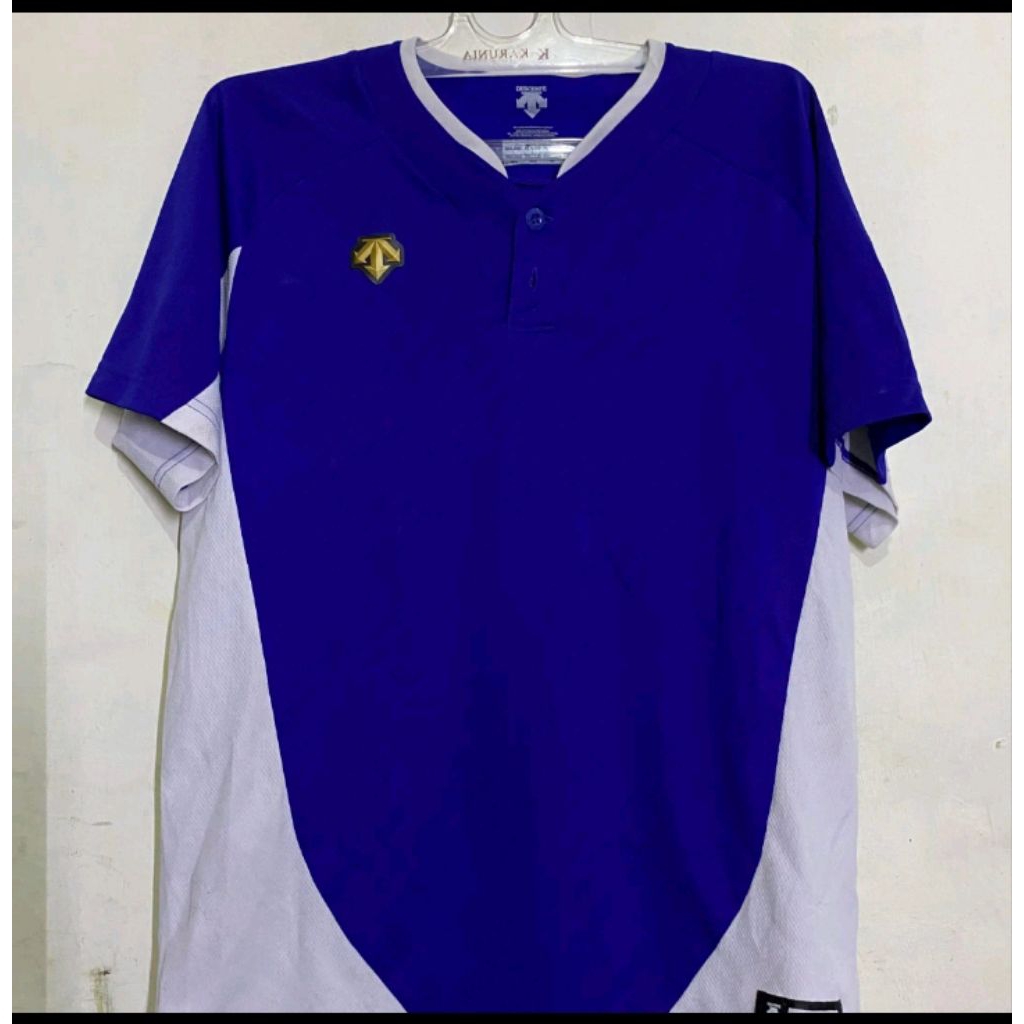 descente kaos olahraga berkerah