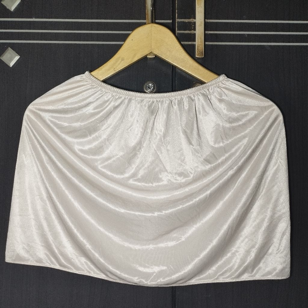 ROK SATIN PENDEK AGAK COKLAT SEDIKIT