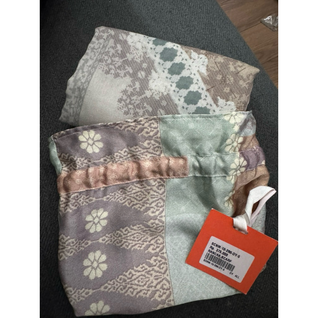 PreLoVed VVGC RiaMiranda Essential Rancak Scarf