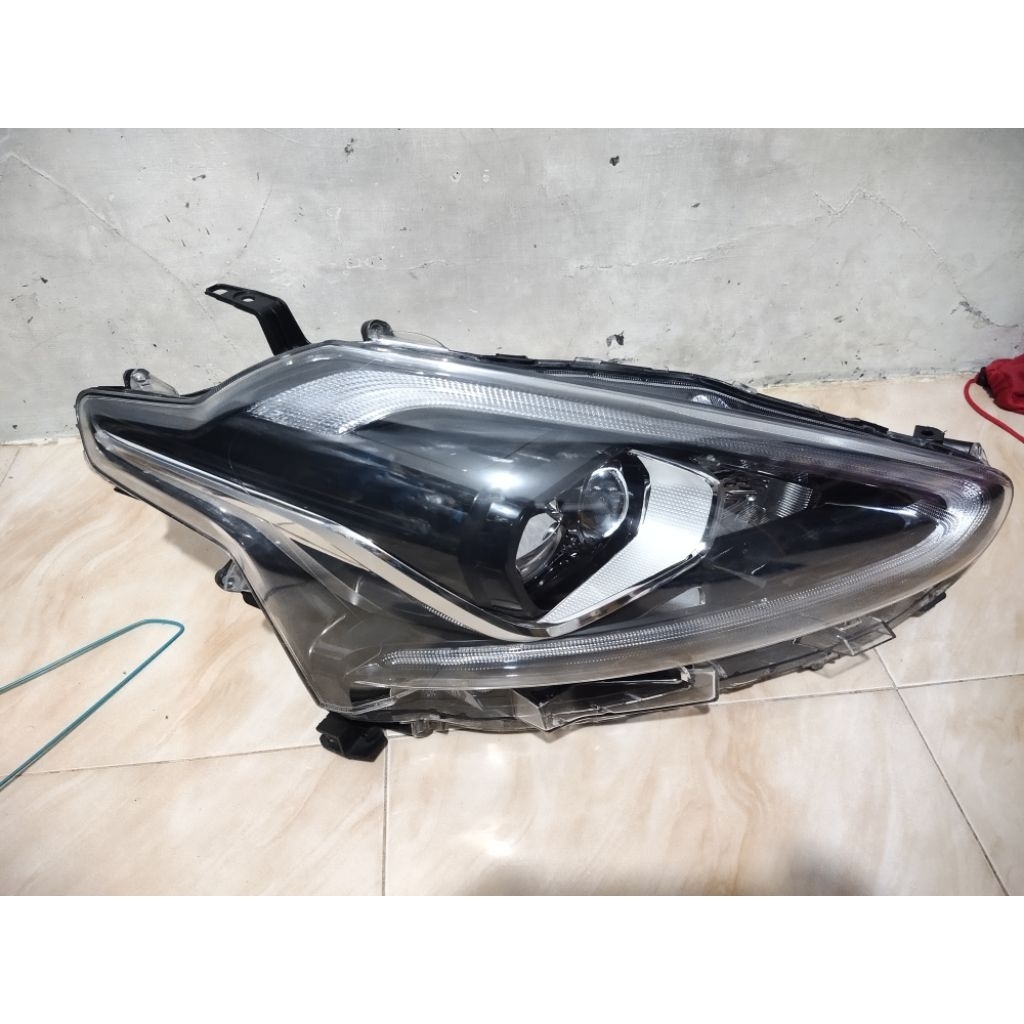 headlamp toyota sienta Q