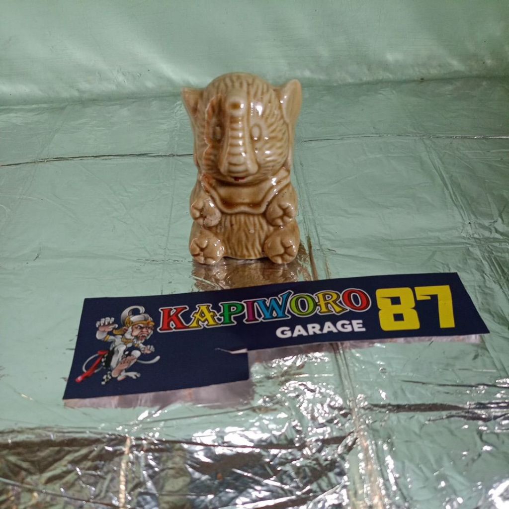 pajangan gajah keramik