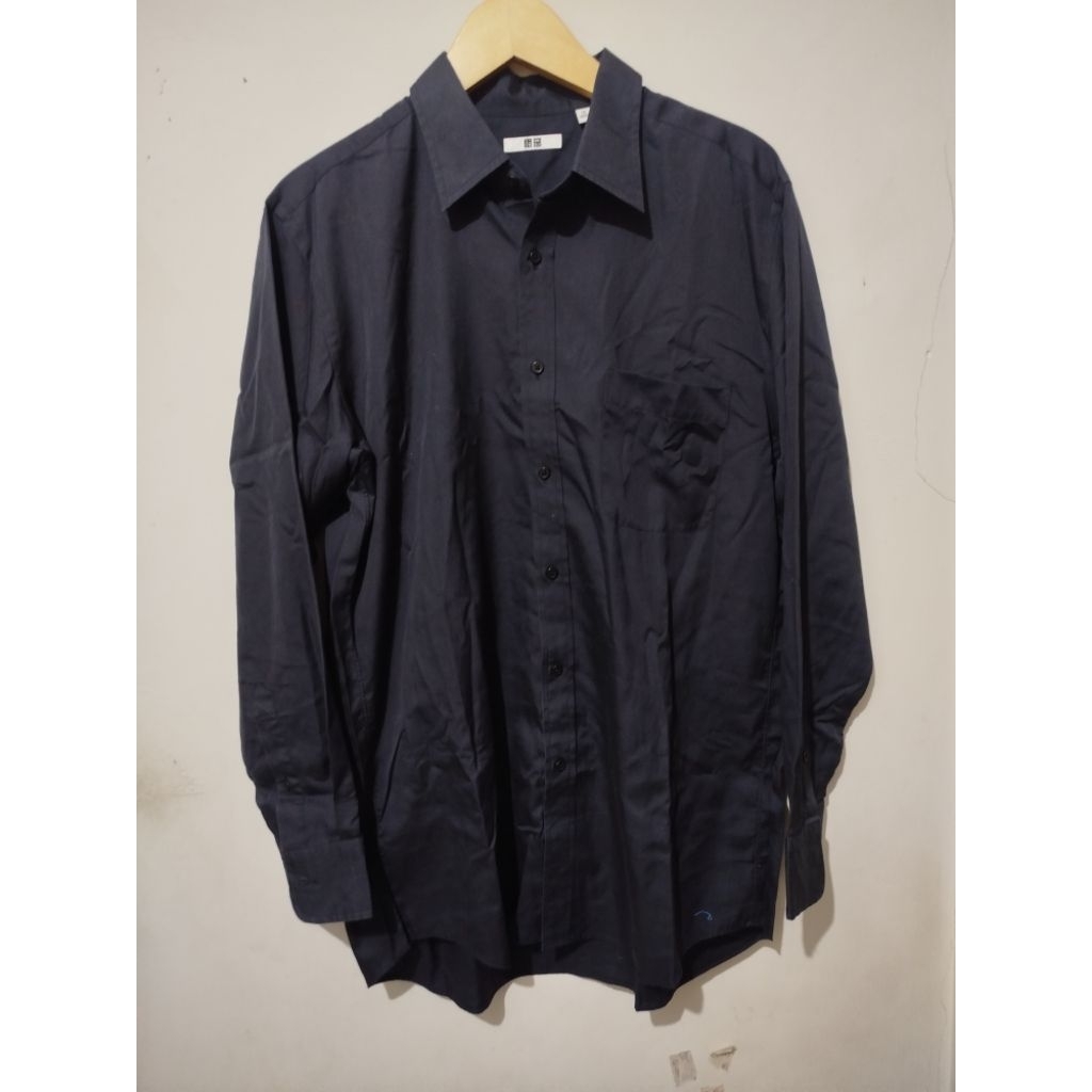 Kemeja Hitam Uniqlo