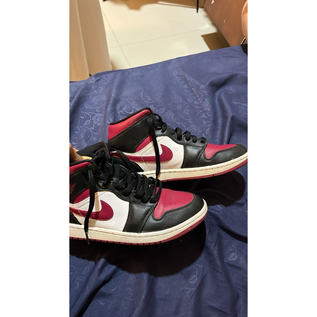 jordan 1 mid bred toe
