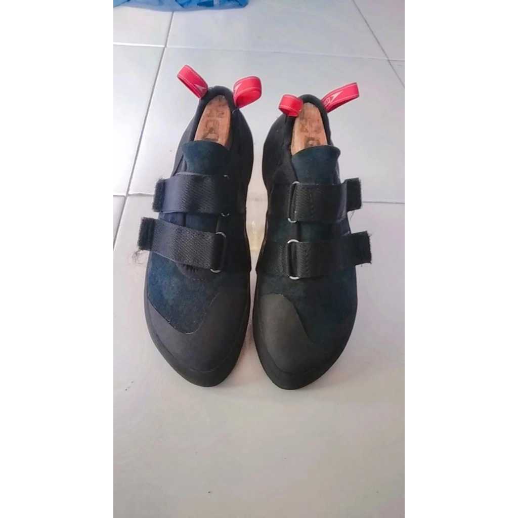Sepatu panjat tebing