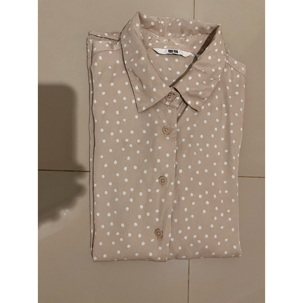 Preloved Kemeja wanita Uniqlo bahan viscos rayon size S polkadot