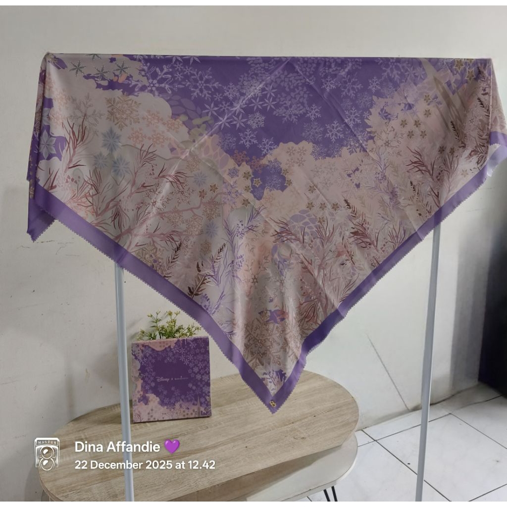 PRELOVED ‼️ BUTTONSCARVES X DISNEY FROZEN SERIES WARNA BOUGENVILLE