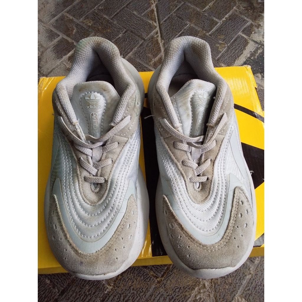 Adidas Original Ozelia kids preloved