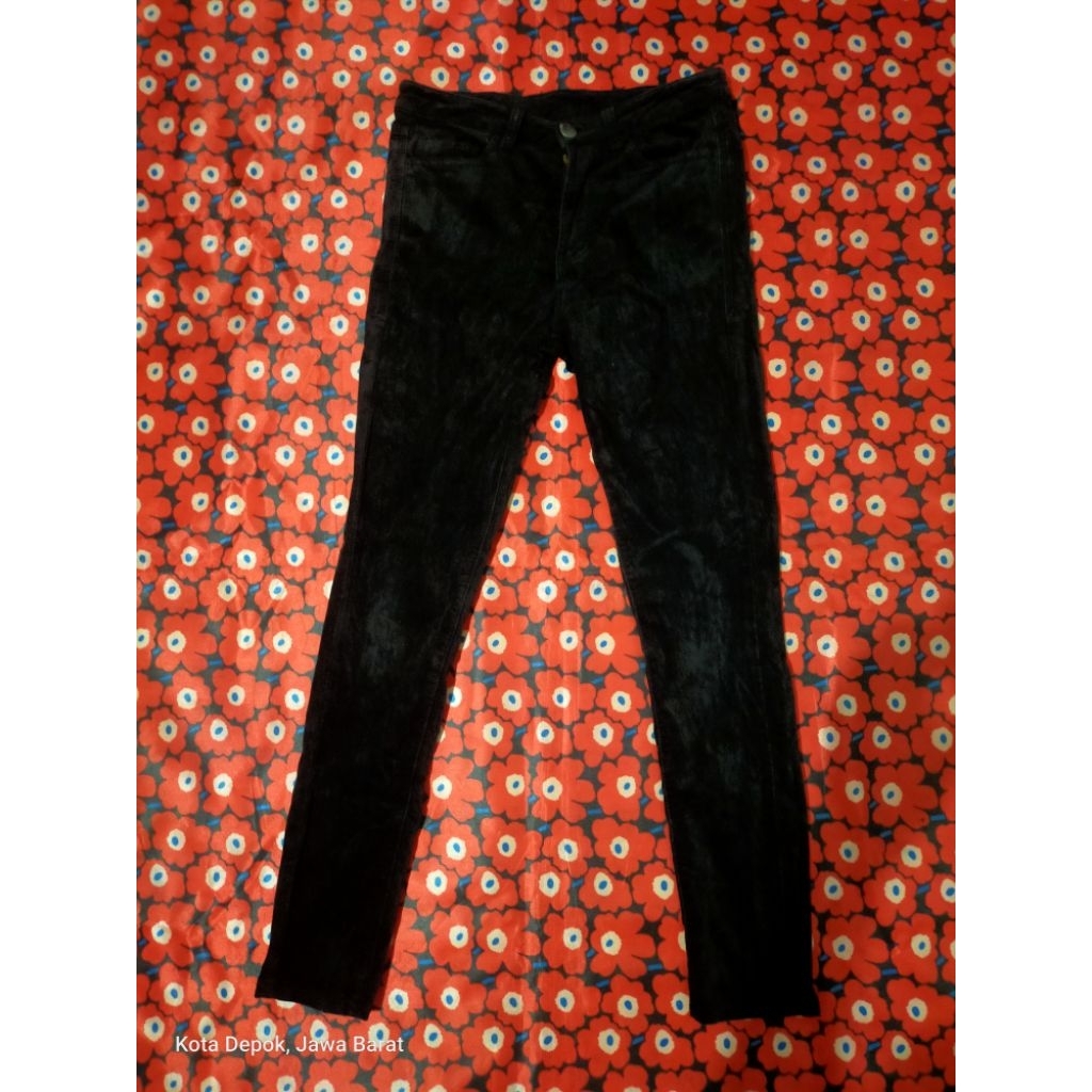 Celana Panjang Hitam Corduroy