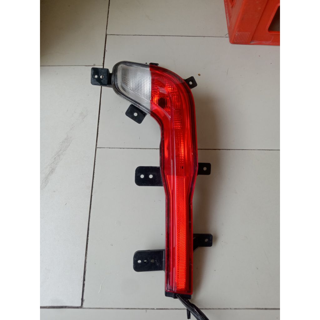lampu mundur belakang kiri Wuling almaz ada bekas ripain