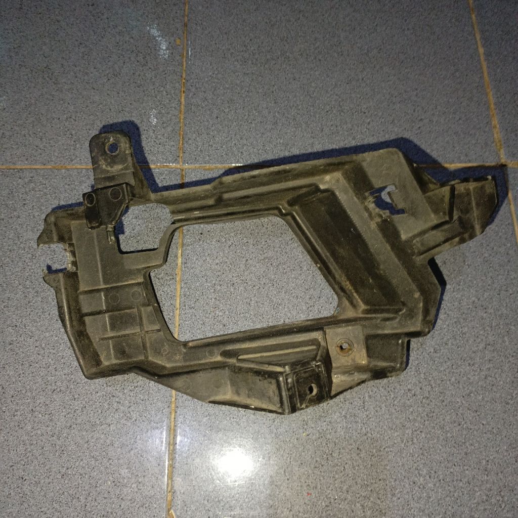 BREKET FOGLAMP TOYOTA INNOVA 2005 ORIGINAL ( KANAN)