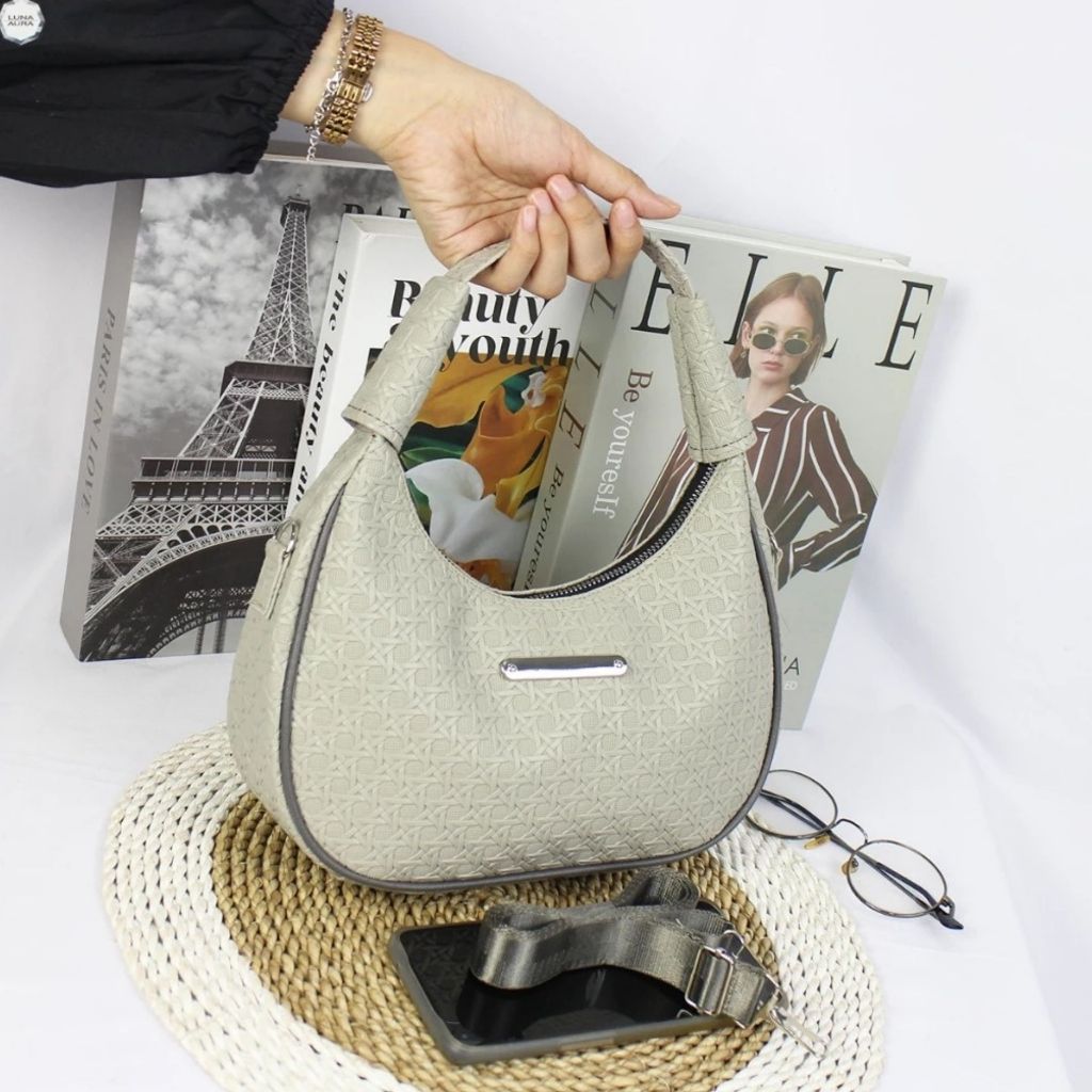 LAURA HANA Tas Selempang Wanita Bulan Evelyn Motif Tikar Emboss IW 86 Tas Pesta Tas Party Tas Hobo T