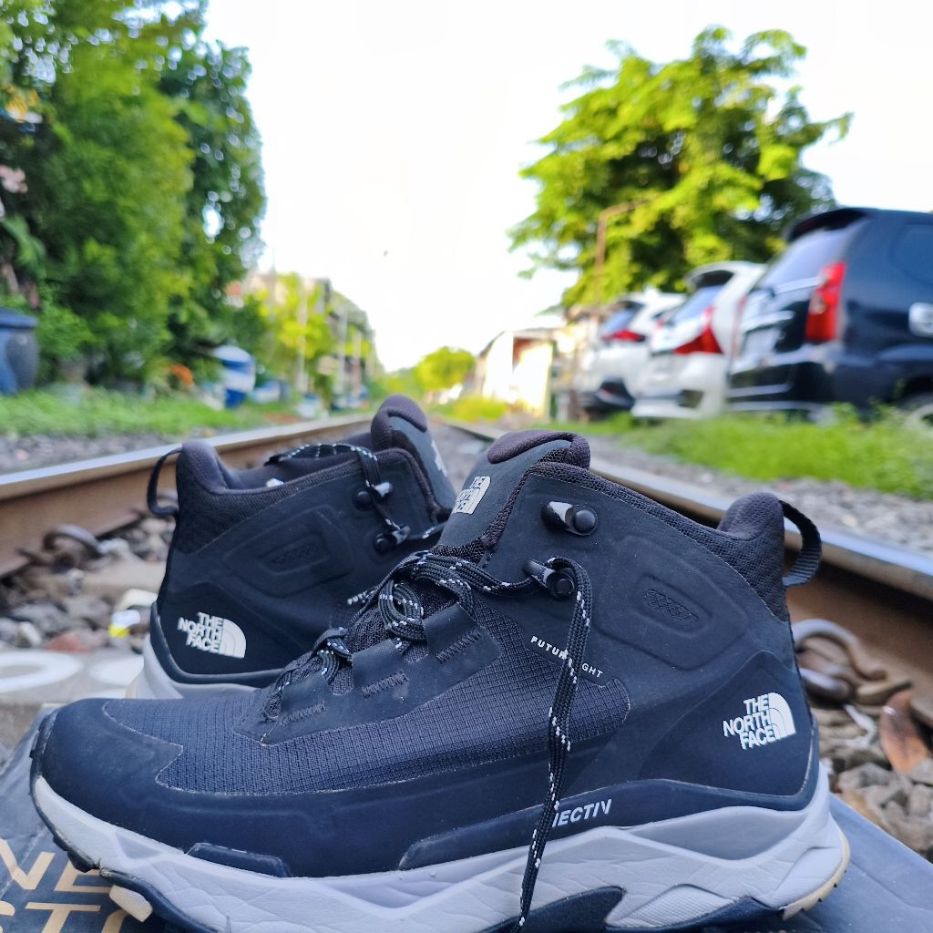 sepatu tnf