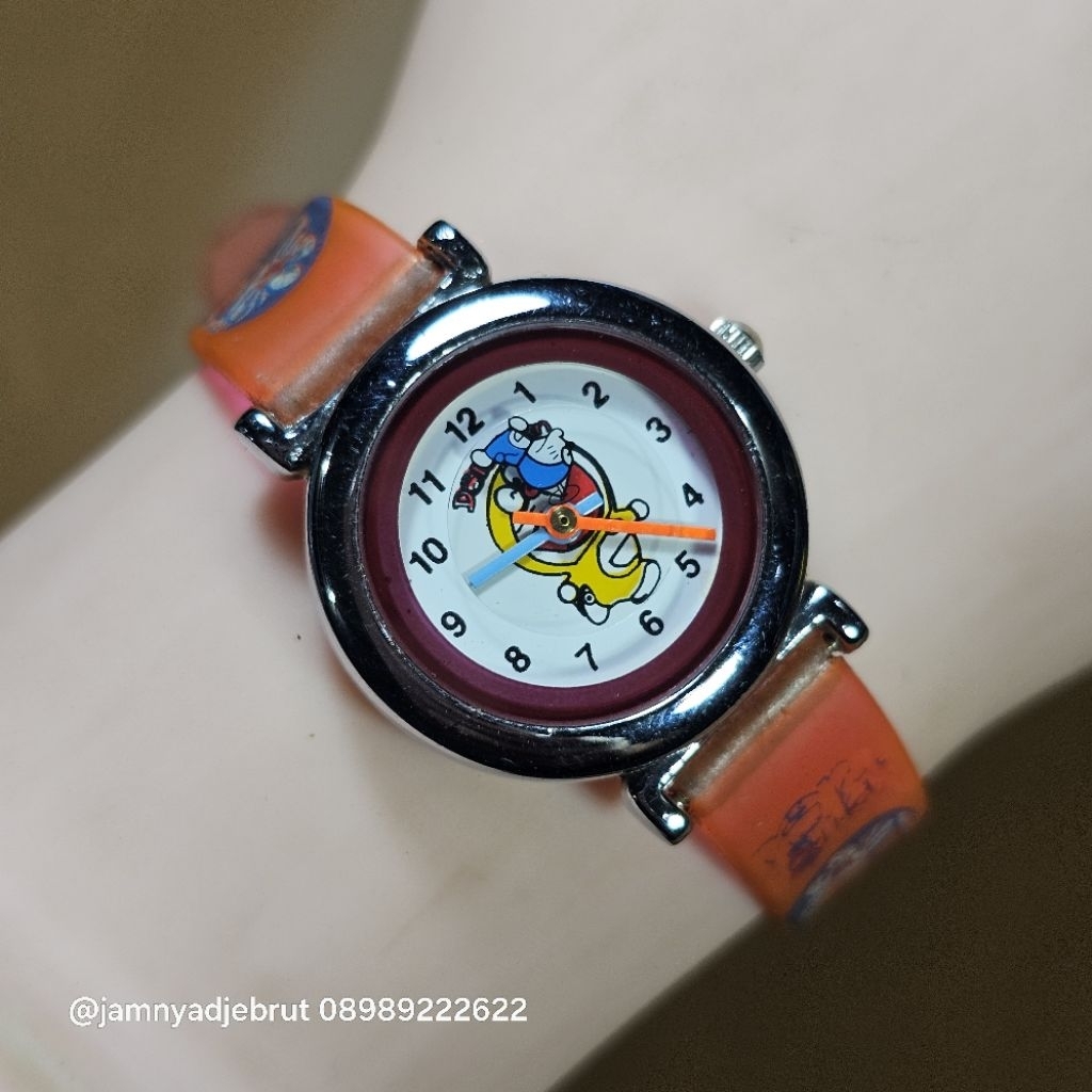 Jam Doraemon Detik Unik Silver White Bekas