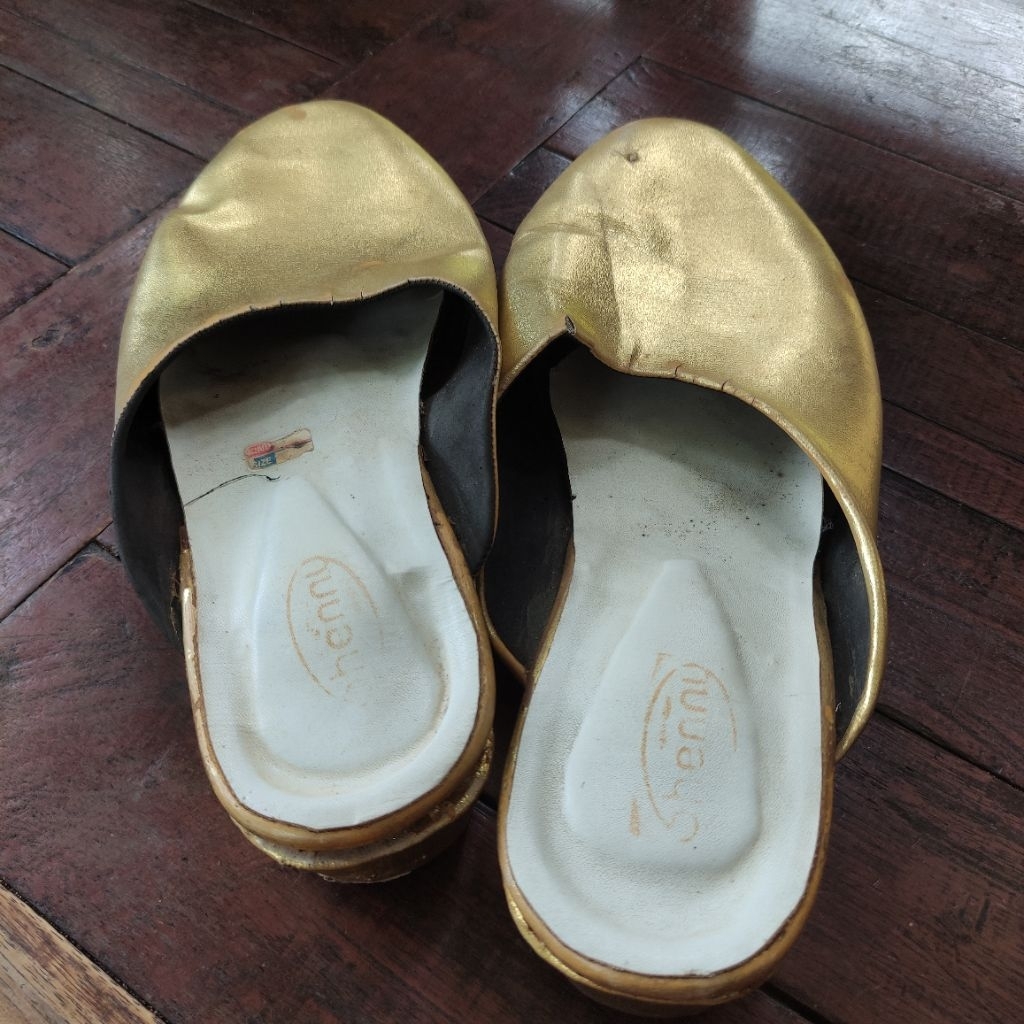 Sandal selop pengantin pria gold 42