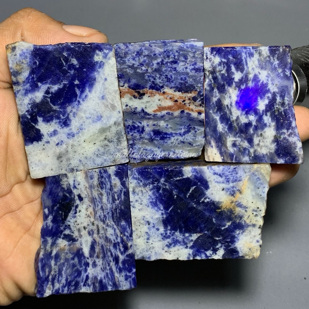 batu blue sodalite reaktif sinar UV / batu akik blue sodalite / bahan batu blue sodalite / batu blue