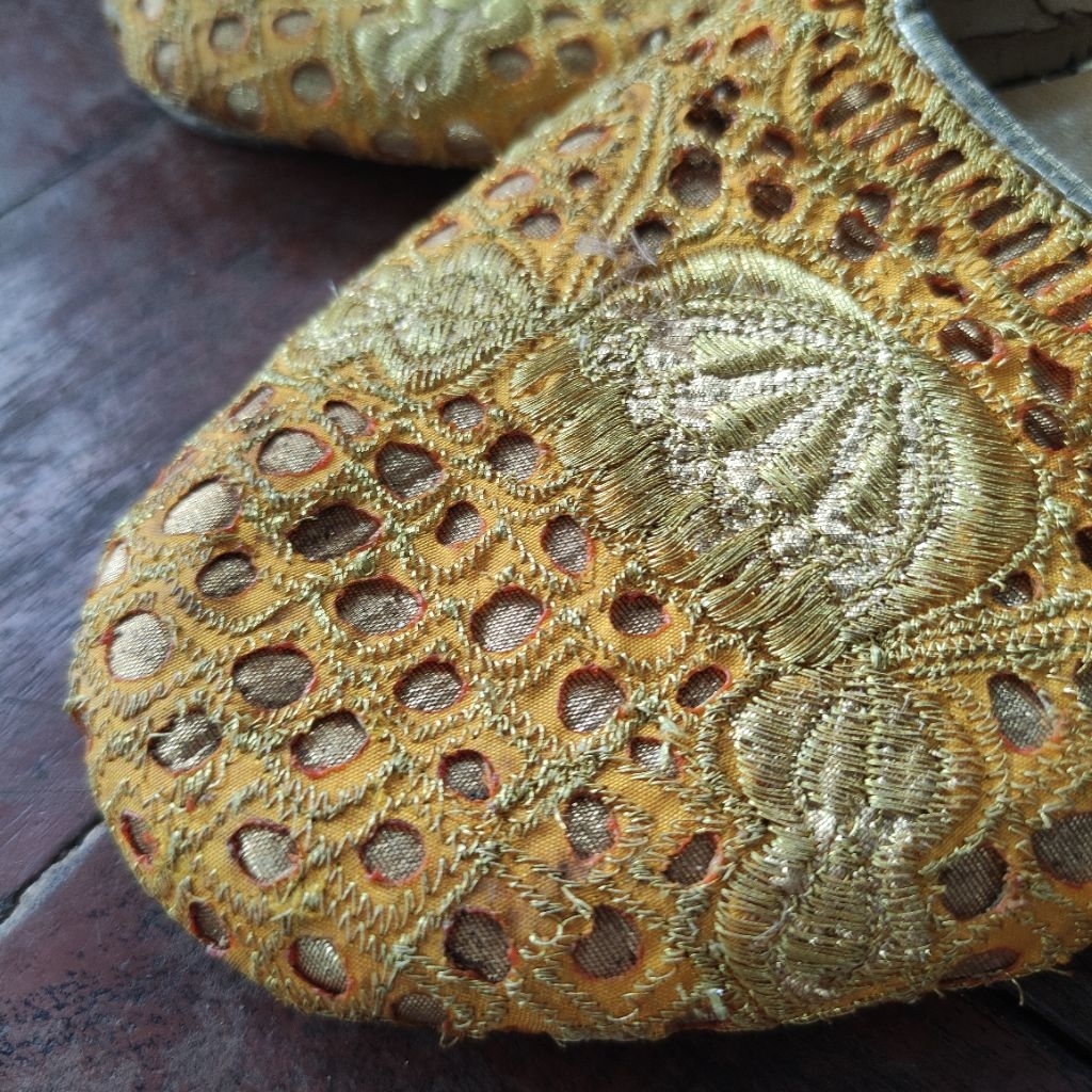 Sandal selop pengantin pria bordir gold