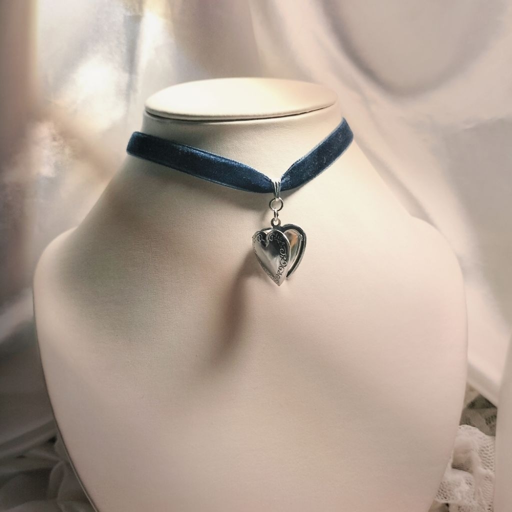 by vangelgleam "Keep Me" picture liontin locket choker necklace vintage medieval