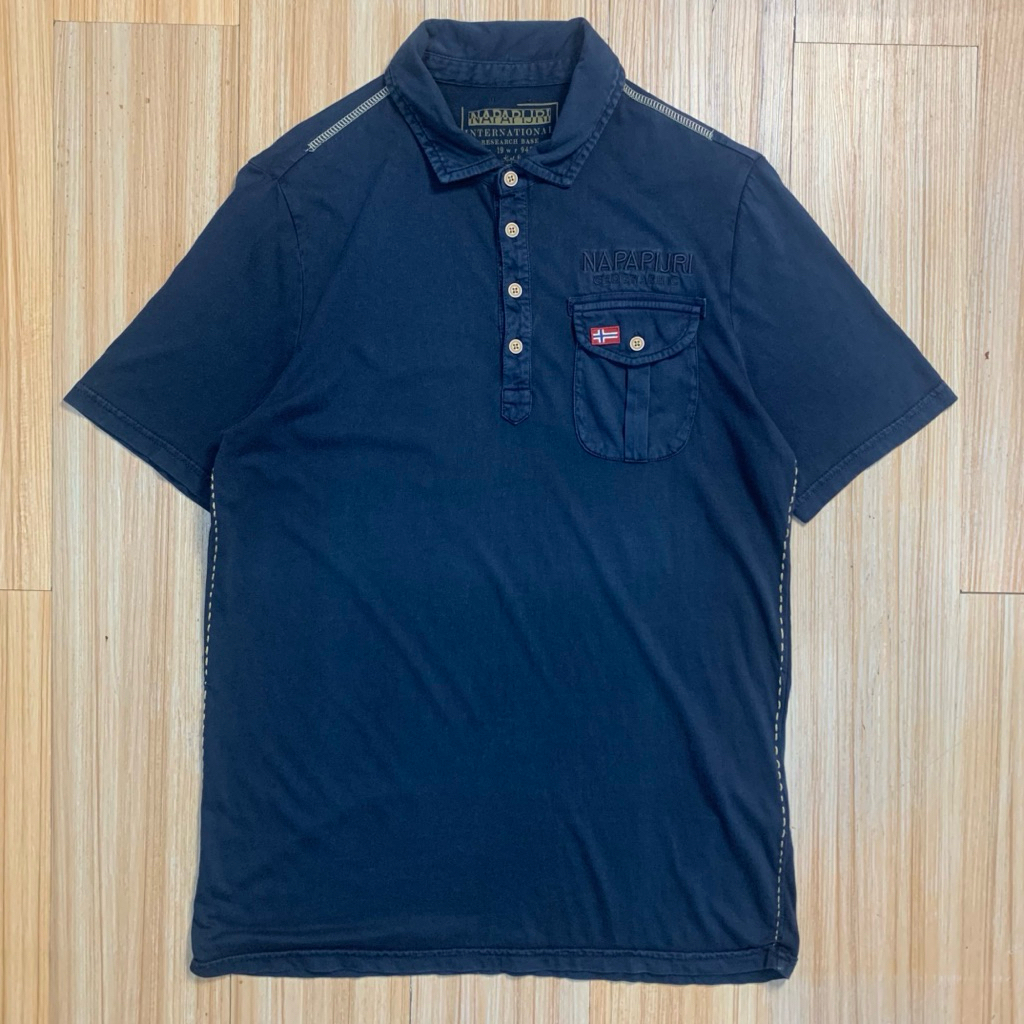 T-shirt kerah NAPAPIJRI GEOGRAPHIC Cakep bgt Warna denim (M)