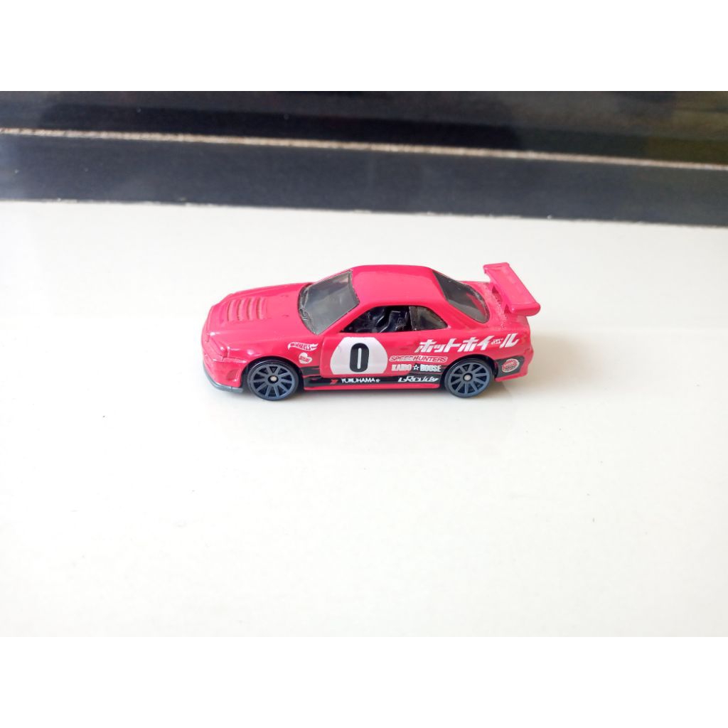 Nissan Skyline R34 merah loose reguler