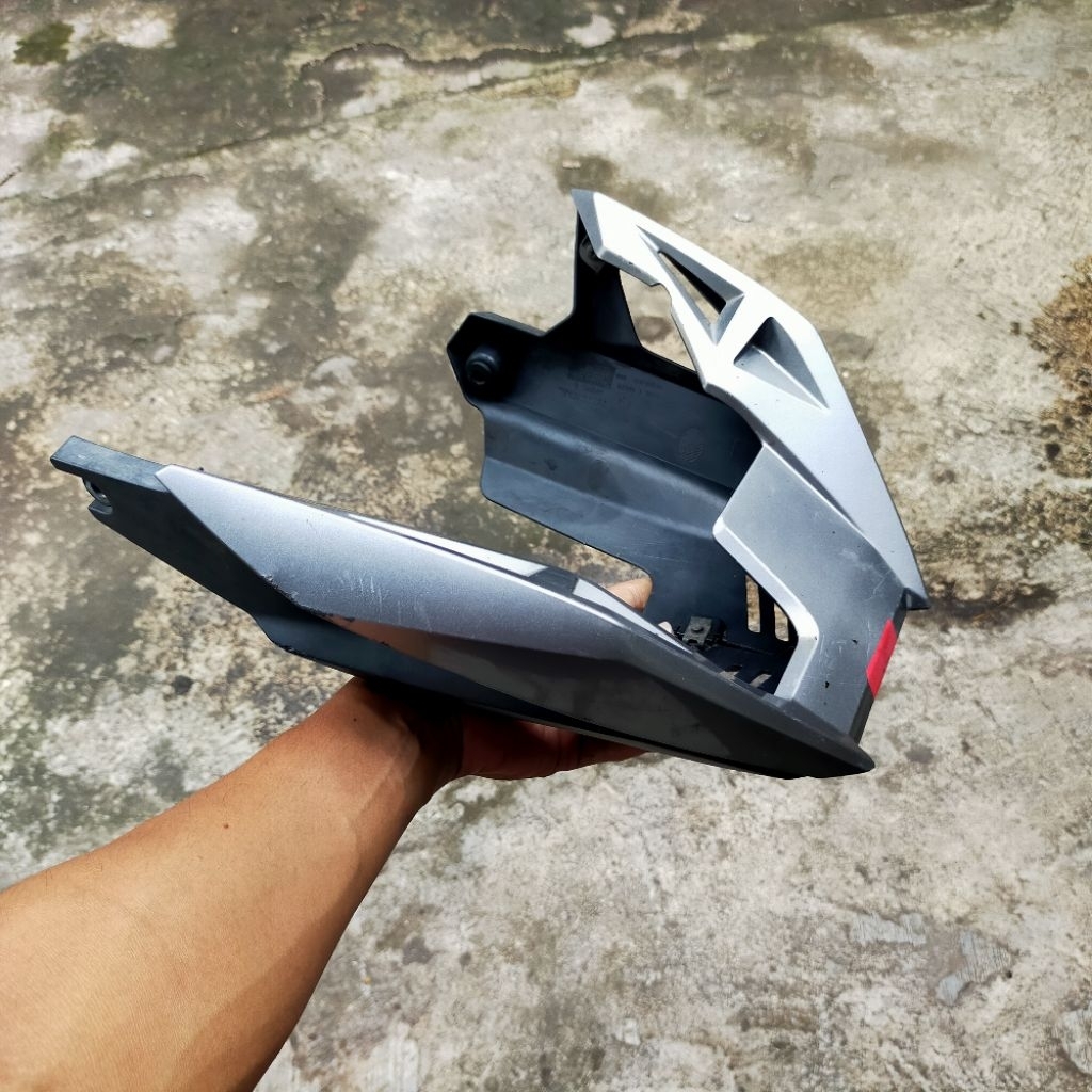 Under Cowl Undercowl Bodi Bawah Cover Mesin Depan Honda CB150R StreetFire K15 Abu Abu Original Bekas