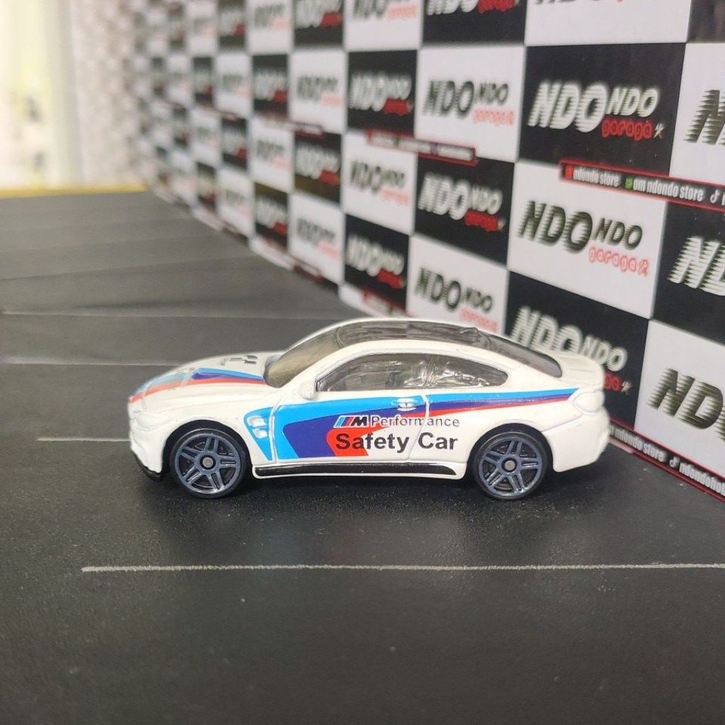 Hot Wheels BMW M4 White Safety Car 2nd Loose - 2018 Gran Turismo