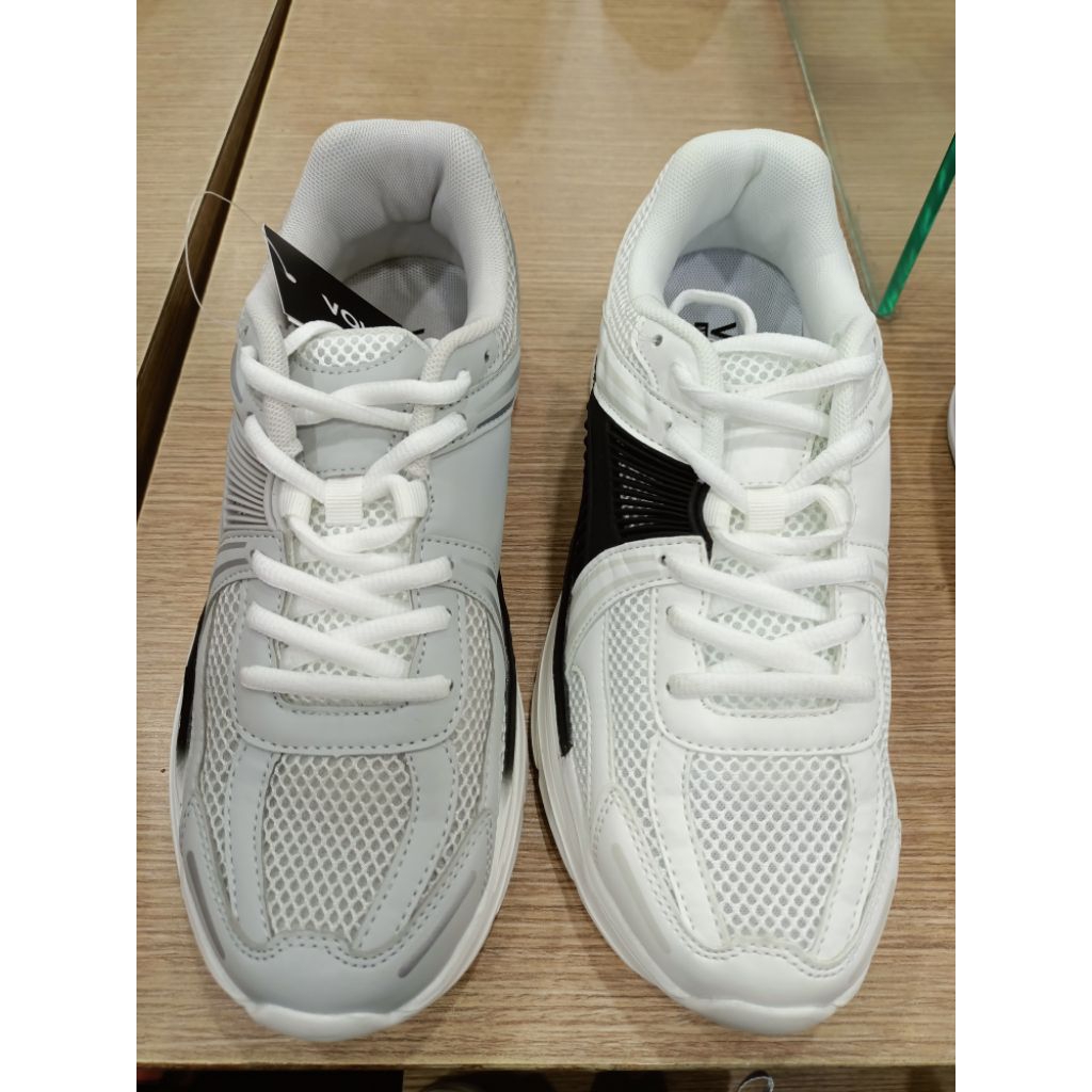 Sepatu Sneakers merk VOLO