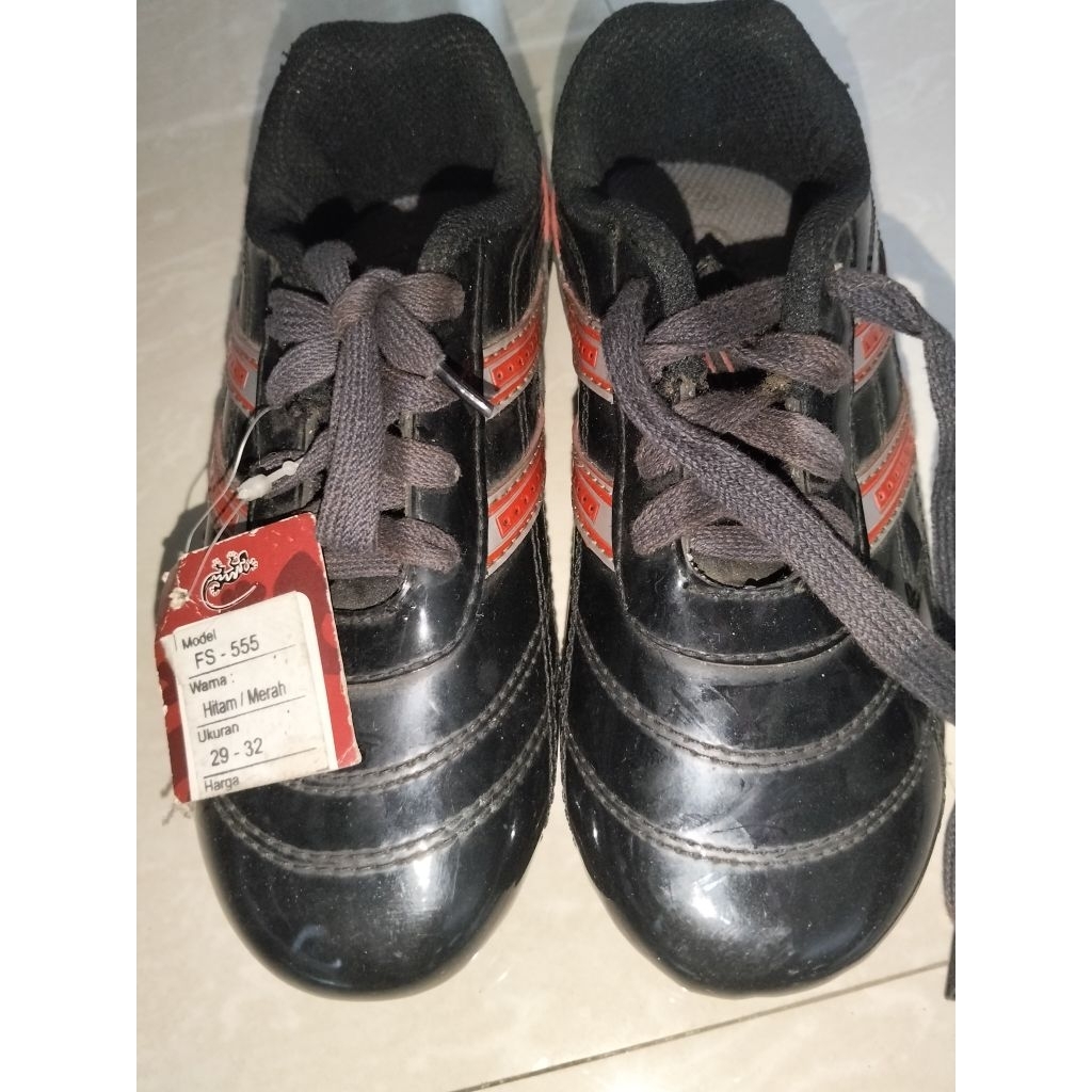 Sepatu futsal anak mogul