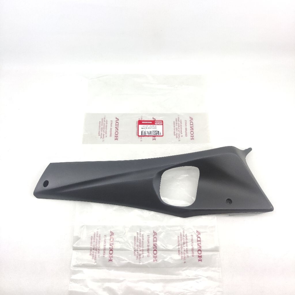 Cover Dek Footrest Lantai Bawah Kiri Honda Vario 110 Karbu - Vario 110 CW ( 2006 - 2014 ) Original