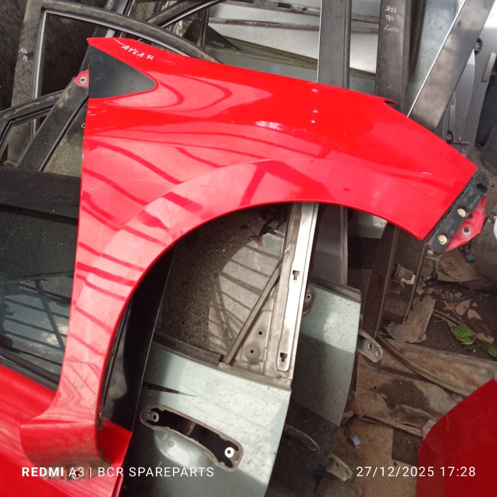 Fender Daihatsu Ayla (kanan)