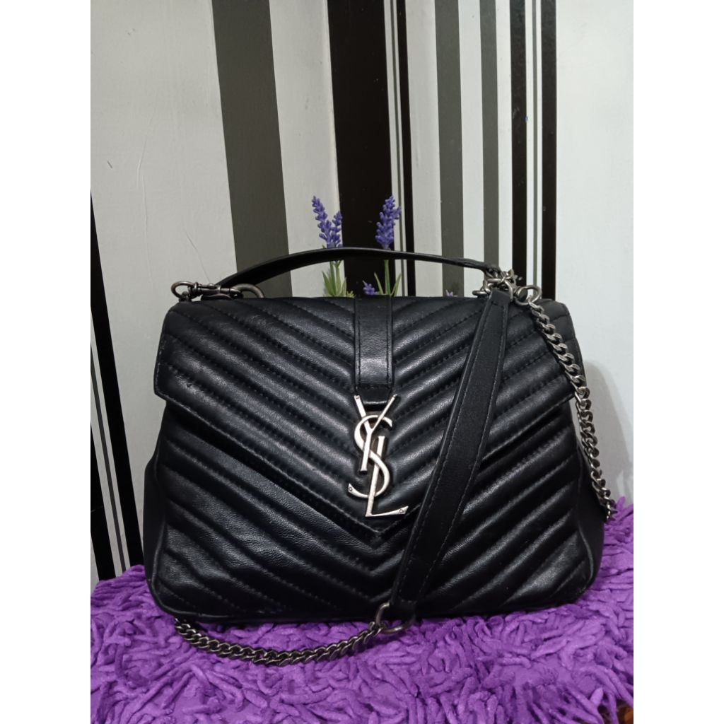 Tas sling rantai YSL bahan kulit hitam bermotif ukuran M dan top handle. seken preloved