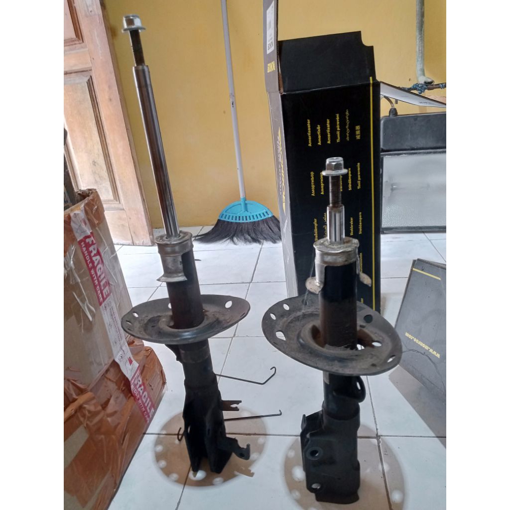 shockbreaker Original Honda Mobilio bekas