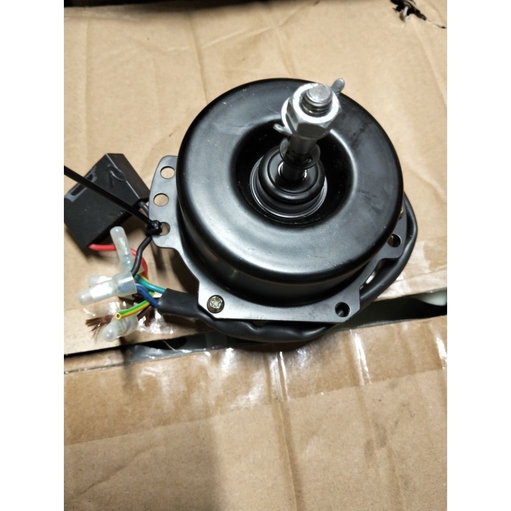 motor kipas AC outdoor atau motor kipas pendingin udara. 