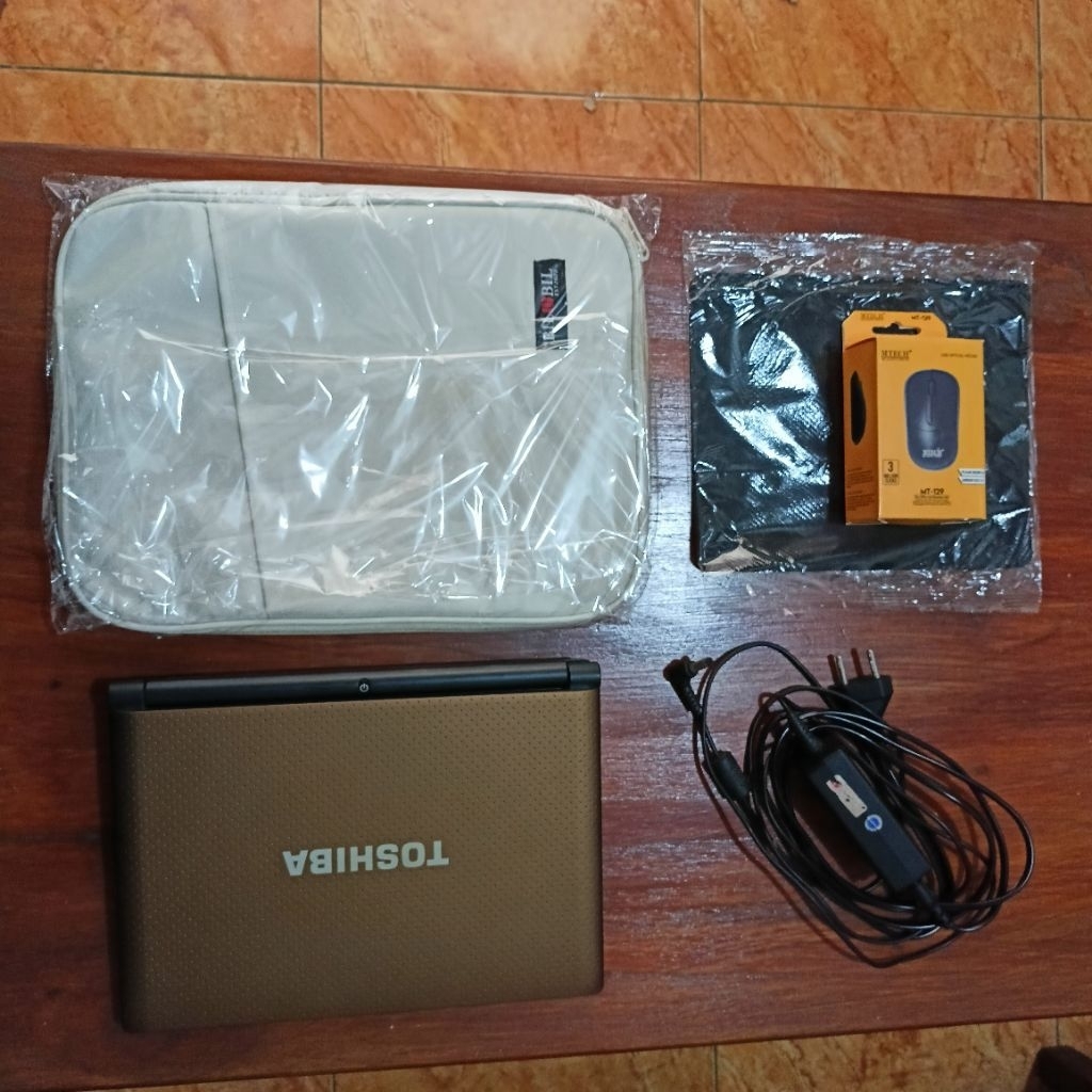 Laptop Toshiba NB 520 Cokelat