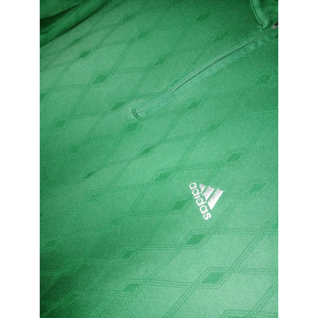 kaos adinda running second