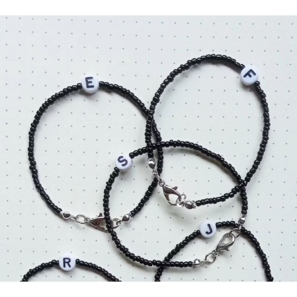1 pcs Gelang Manik Hitam inisial A-z , gelang Huruf inisial