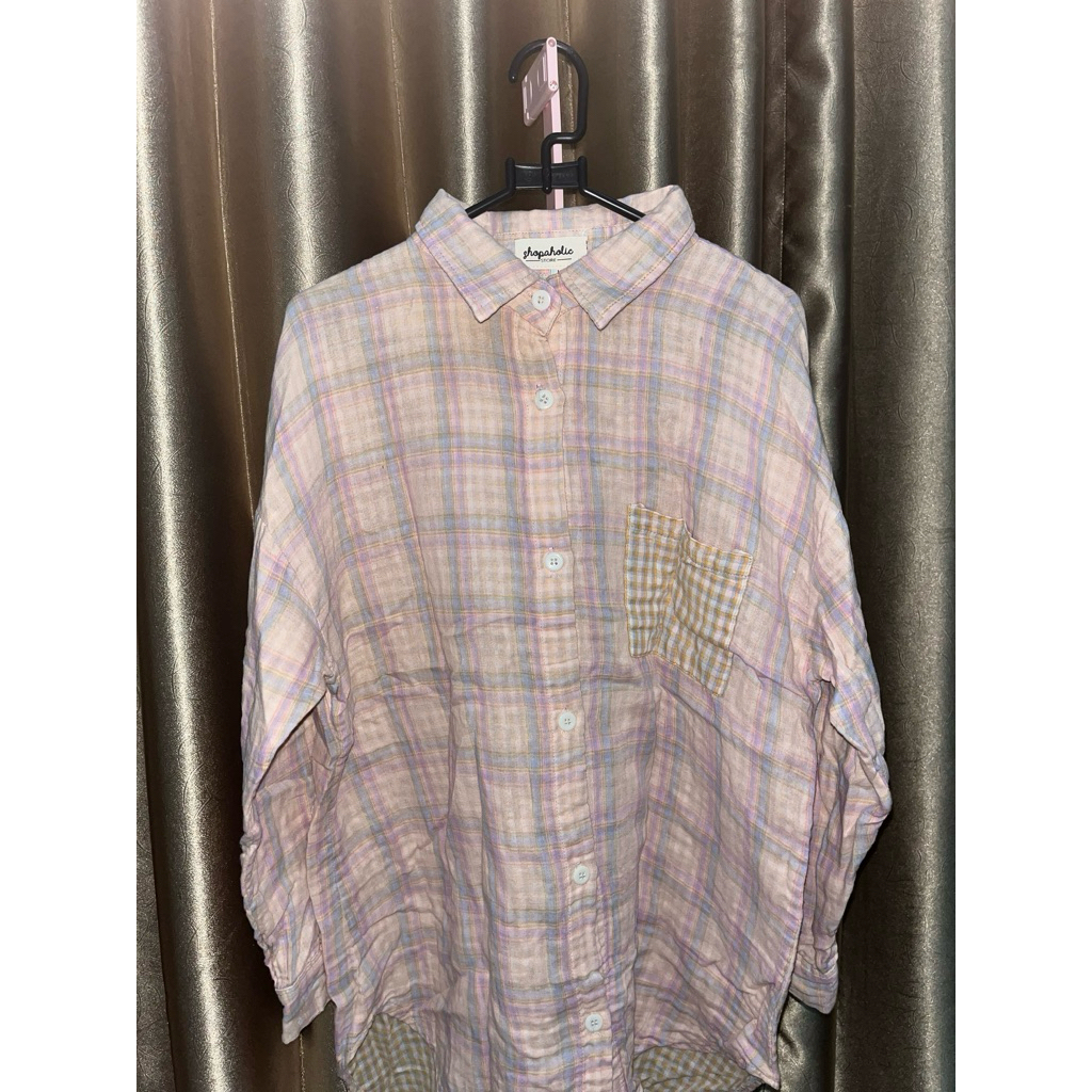 Kemeja kotak shopaholic