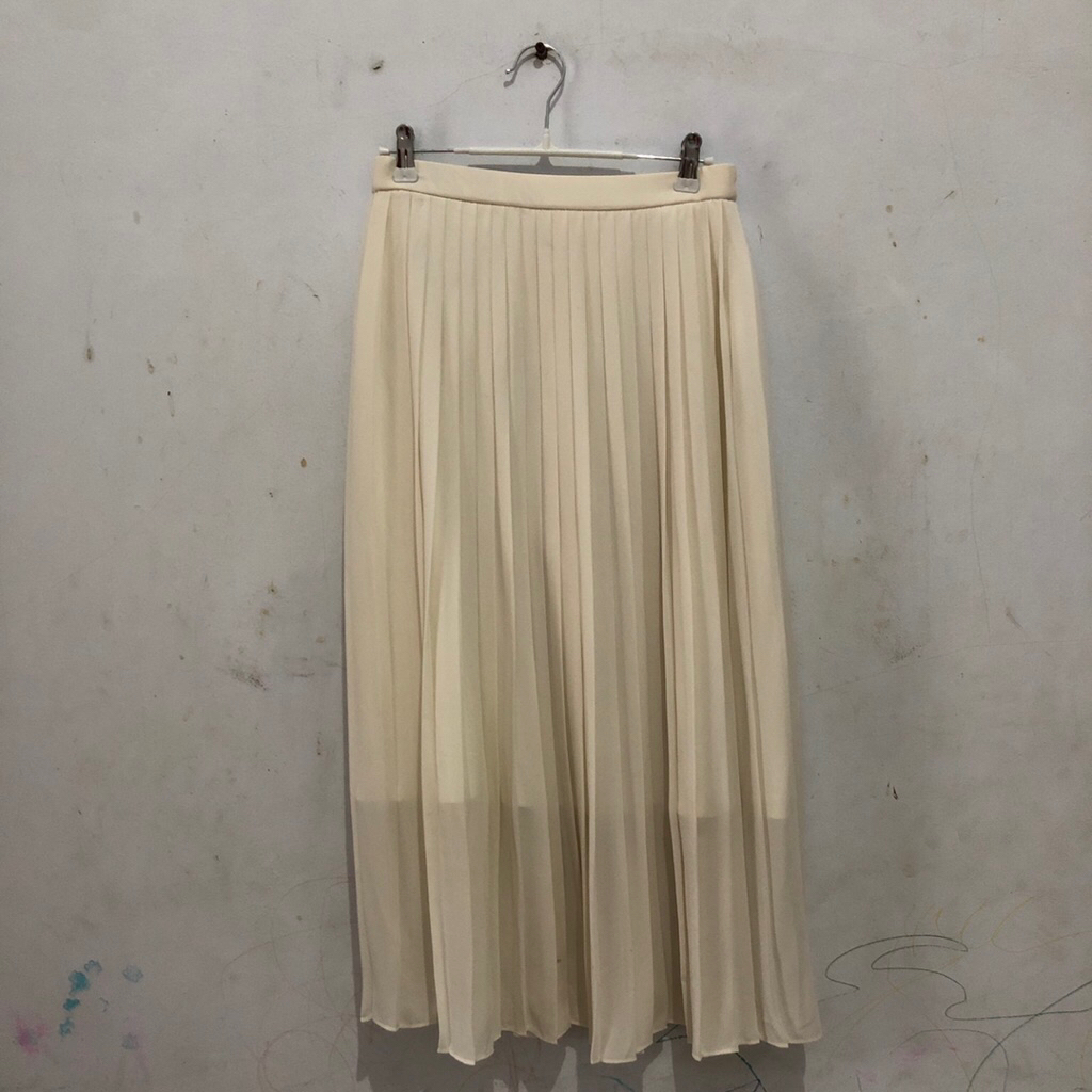 UNIQLO Rok Plisket Rapi Putih
