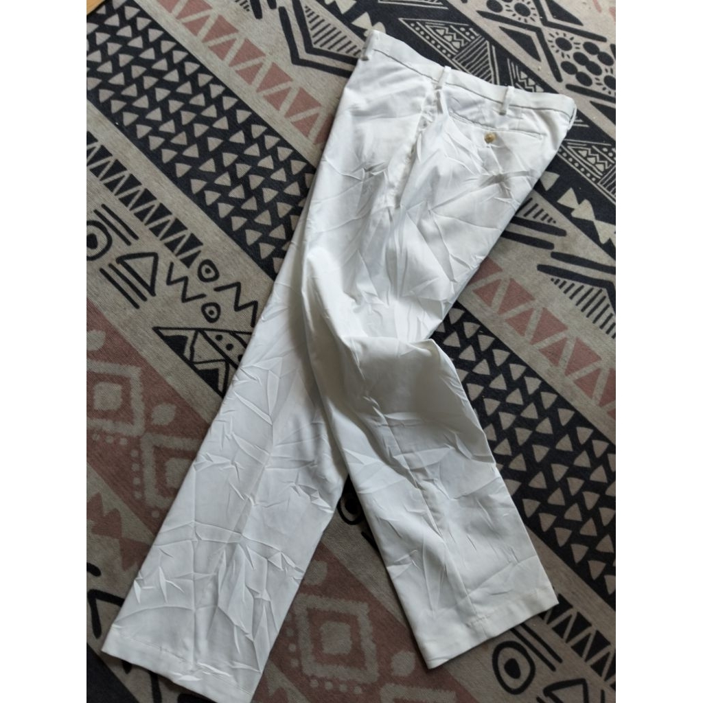 Uniqlo celana putih pria,