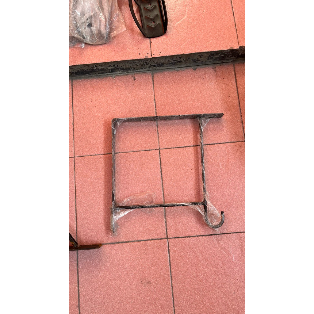 Gantungan Baju Dinding Tempel, Hanger Pakaian Rak Besi Siku Ambalan Lubang Pipa, diagonal besi beton