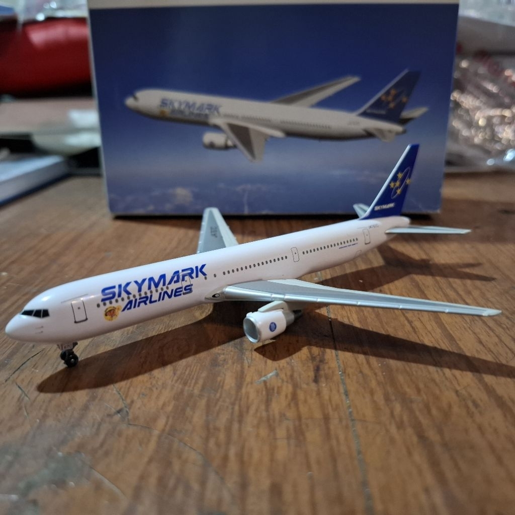 diecast pesawat Dragon Wings Boeing B767-300 Skymark Airlines 1:400