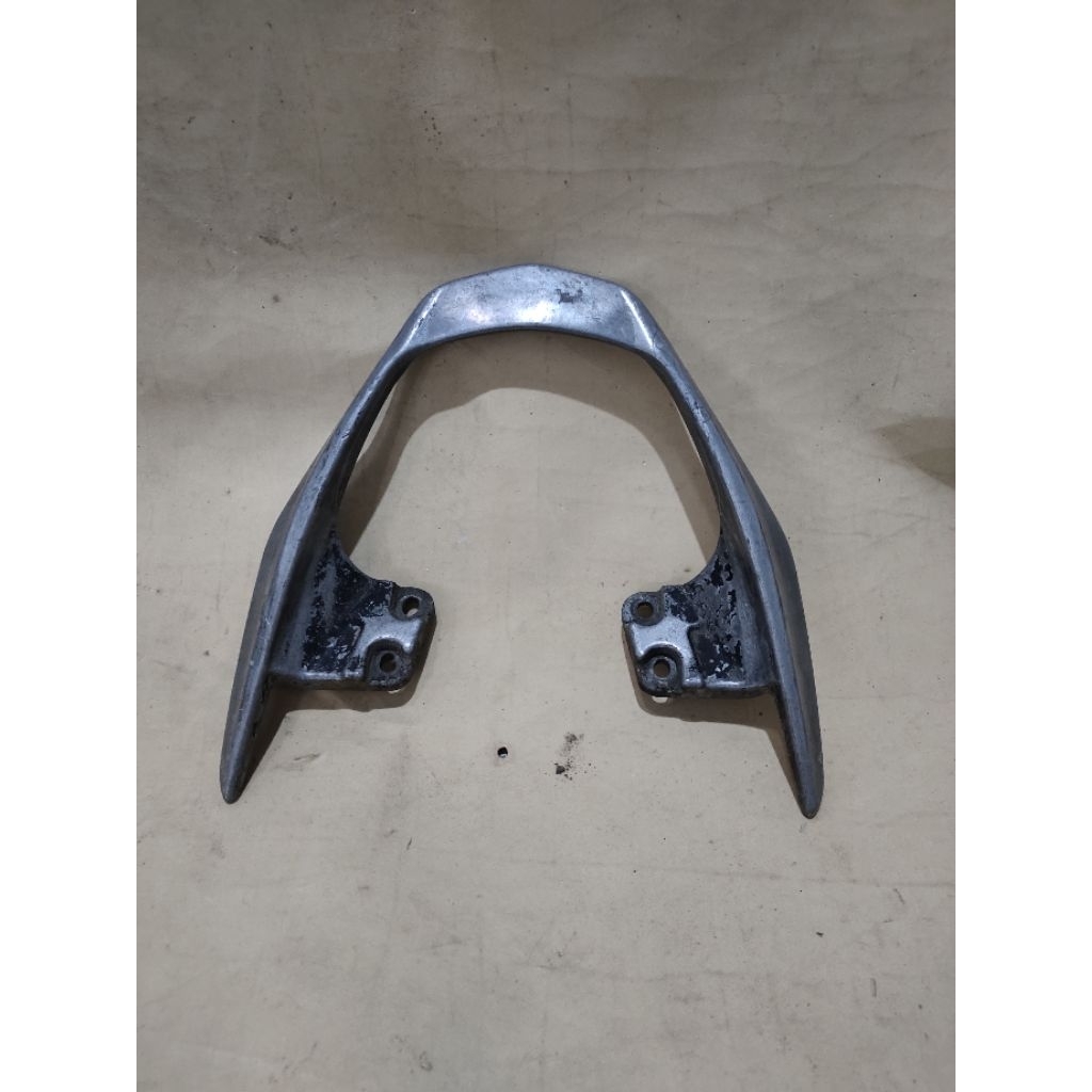 begel pegangan jok belakang motor Yamaha Jupiter MX lama bekas